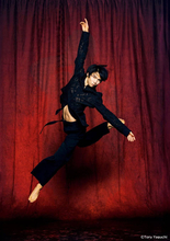 羽生結弦、高い跳躍で際立つ圧巻の肉体美！最新写真集『羽』収録の先行カット公開