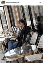 山崎賢人、コートでシックに決めたパリでのオシャレSHOTに反響「激メロ」「めっちゃかっこいい！」