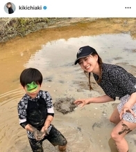 伊藤千晃、6歳息子と田植え体験！親子2SHOTにファンほっこり「良い笑顔」「すごく楽しそう」