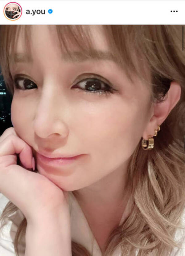 浜崎あゆみ 美ふとももチラリのショートパンツ姿 笑顔の顔アップshotを公開 22年3月6日 エキサイトニュース