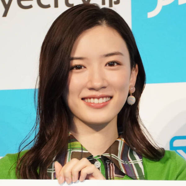 世界一の美女 永野芽郁 桜の木に寄り添った笑顔のピースshotを公開 可愛いすぎる 22年5月5日 エキサイトニュース