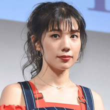 仲里依紗、ビッグリボンの個性派SHOTに反響「ガガ様かと思った」「めちゃめちゃかわいい」