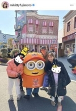 藤本美貴、家族でUSJへ！笑顔の集合SHOTに反響「優しいママの顔」「素敵な写真」
