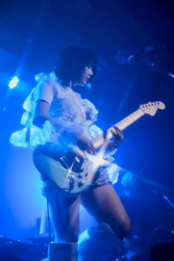 のん、美太もも全開！超ミニスカ衣装で躍動するステージSHOTに反響「カッコいい！」「セクシー」