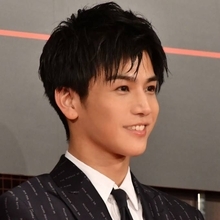 岩田剛典、EXILE加入8周年をクールなセットアップSHOTと共に報告「より一層精進していきたい」