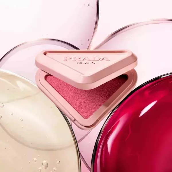 プラダ ビューティ、透ける血色感を叶える新チーク「プラダ タッチ」登場