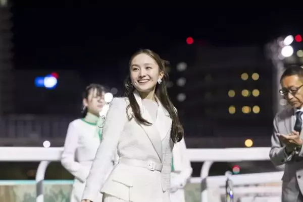 ももクロ百田夏菜子、美しい純白のドレス姿を披露！「JBC クラシック」表彰式で騎手らに花束を贈呈