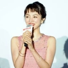 満島ひかり「調子乗って…」旅先での“流血”ハプニングを明かす「今私は膝が出せない」