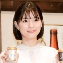 芳根京子、ビールを手にしたニッコリ笑顔SHOTに反響「めっちゃいい表情」「ワクワク注ぐ姿可愛い」