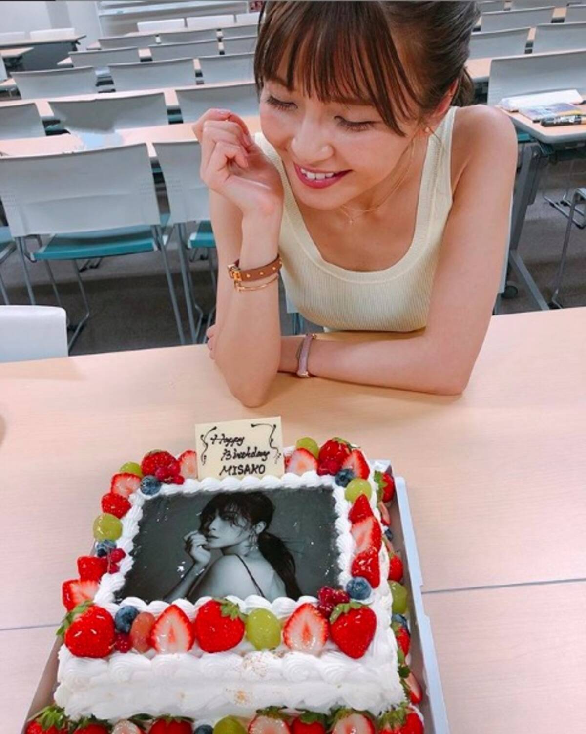 a宇野実彩子 33歳の誕生日ケーキ ノースリーブ写真公開で 33歳に見えない美しさ 日に日に可愛く 19年7月17日 エキサイトニュース