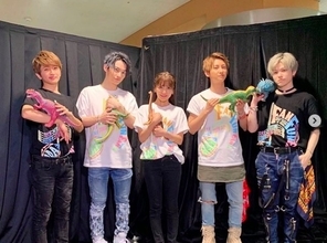 AAA與真司郎、メンバー5人での“恐竜”ショット公開に反響「みんな可愛い」「持ち方個性ありすぎ(笑)」