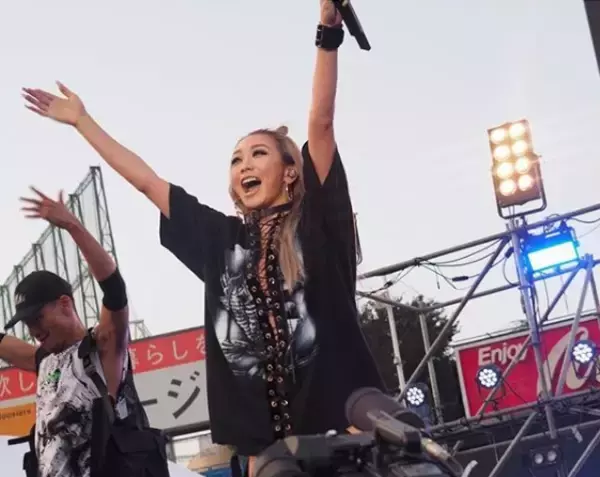 倖田來未、ミニ丈＆ニーハイでのステージ写真に反響「夏っぽい」「衣装やばい」