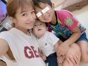 辻希美、子どもたちとの密着写真公開＆夏休みの宿題への持論も「もう少し量が…」