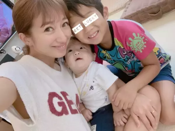 辻希美、子どもたちとの密着写真公開＆夏休みの宿題への持論も「もう少し量が…」