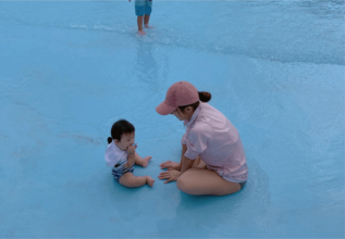 辻希美、三男とのプールショット公開で「子ども6人」「大賑わいで行ってきました」