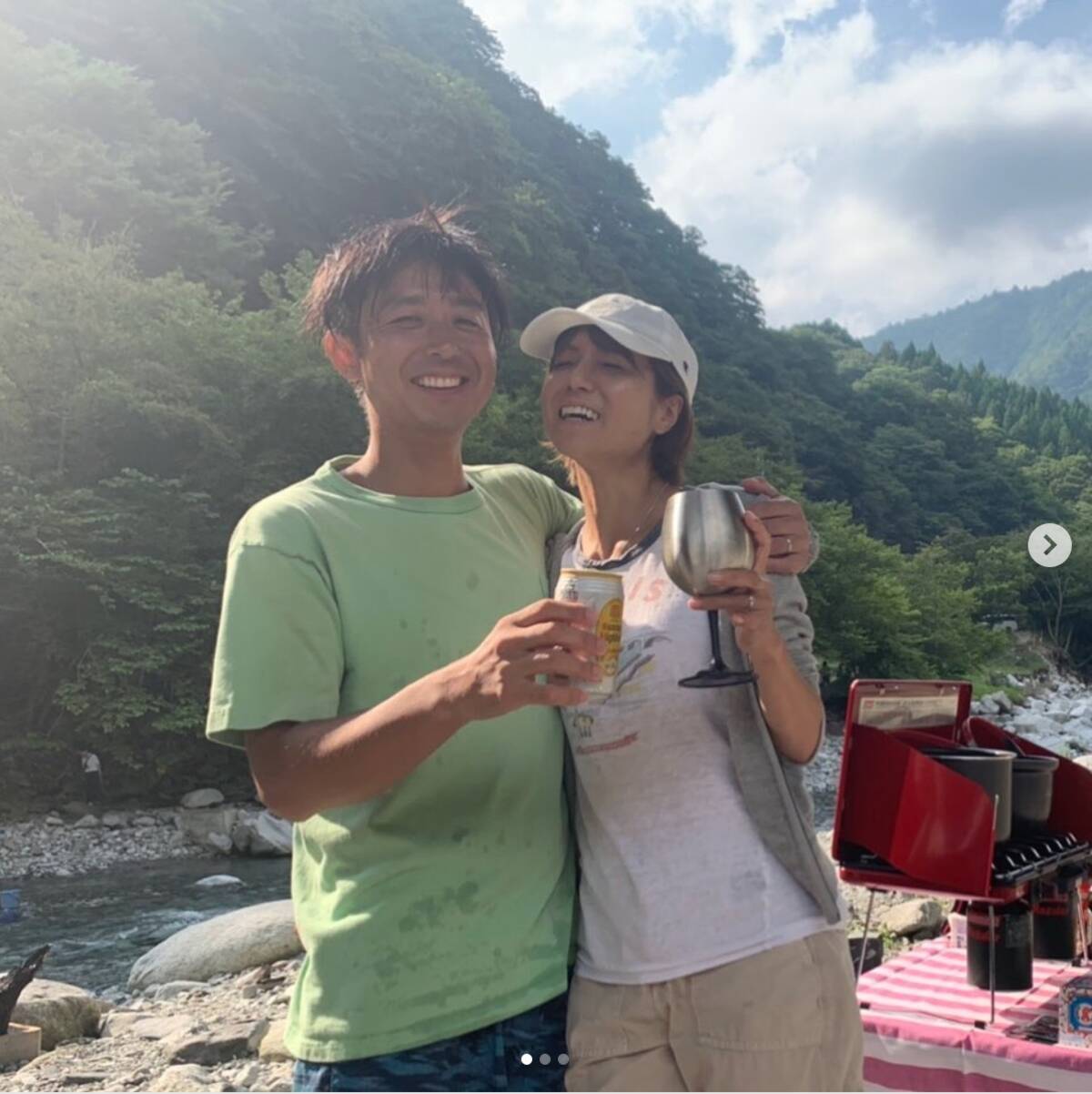 Hitomi 夫との肩抱き仲良しショット公開に反響 ほっこり 2人とも似てますね 19年8月27日 エキサイトニュース