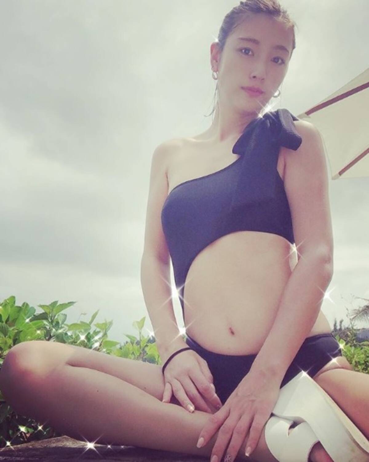 木下優樹菜 美腹見せた黒の水着姿の夏休みショットに セクシー 細 の声 19年9月25日 エキサイトニュース