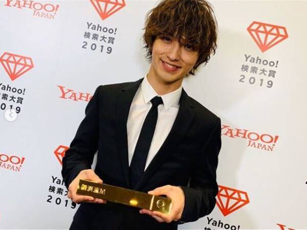 横浜流星 スーツ姿の 笑顔shot 公開 W受賞の感謝を綴り反響 大活躍の一年 流星year 19年12月5日 エキサイトニュース