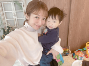 辻希美、“顔パンパン”な三男との2ショットを公開「寝過ぎて…」