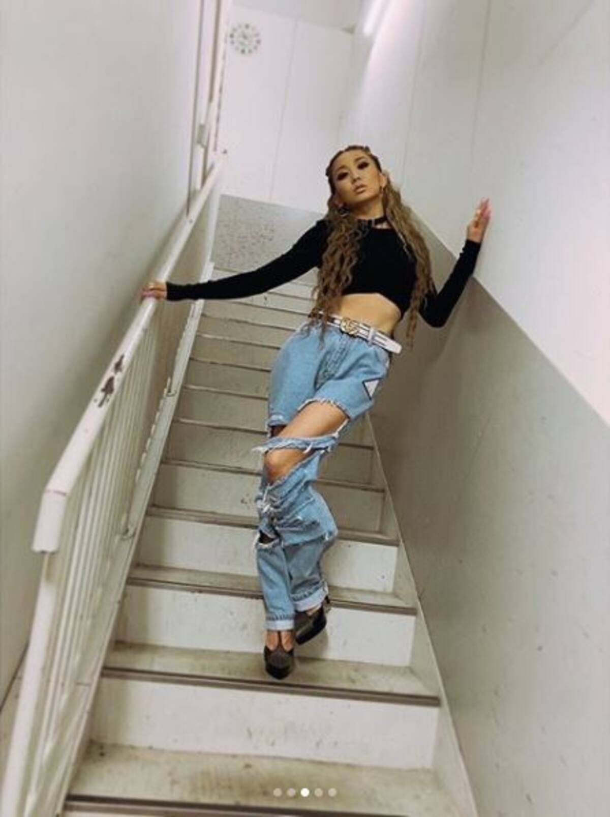 腹筋すごすぎ」倖田來未、腹筋＆ダメージデニムから覗く美脚SHOTに反響 