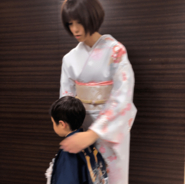 hitomi、着物姿で5歳長男との七五三2ショットを公開「苦しいけど…気分は上がります」