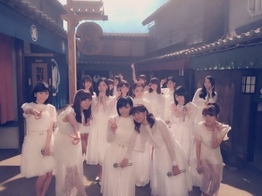 AKB48が朝ドラ「あさが来た」のセットで主題歌「365日の紙飛行機」を披露！今夜放送「わが心の大阪メロディー」