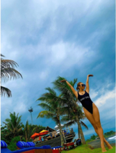 「足長っ！！」倖田來未、ビーチでの“ハイレグ”水着ショット公開し反響「美ボディ」「布の面積少な…」
