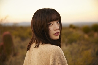 永野芽郁、こだわりの詰まった“振り向きSHOT”を先行公開