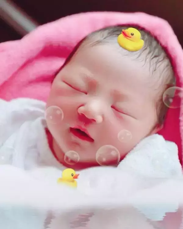 第2子出産の鈴木亜美、次男の写真公開に「ママにそっくり」「応援してます」の声