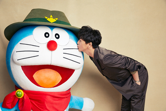 木村拓哉、ドラえもんへの“顔寄せ＆キス”写真を公開