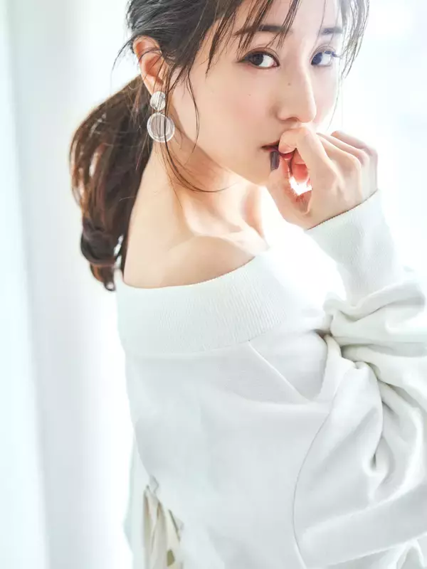 田中みな実、美しいデコルテが覗く“春服SHOT”を披露