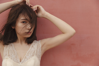 乃木坂46・秋元真夏、大人びた雰囲気の“目力SHOT”を公開