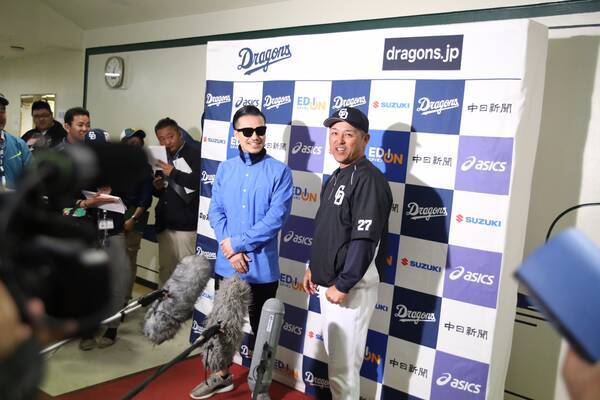 プロ野球選手登場曲no 1アーティストak 69が中日ドラゴンズ 谷繁監督を激励に沖縄キャンプを訪問 16年2月21日 エキサイトニュース