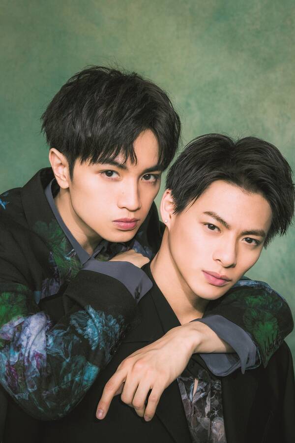 中島健人 平野紫耀 黒髪ショートの 肩もたれshot を公開 年3月17日 エキサイトニュース