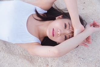 乃木坂46・秋元真夏、白い水着姿の“寝ころびSHOT”を公開