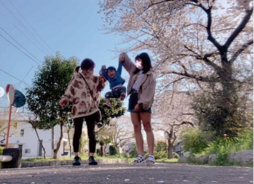 辻希美、“11歳差”長女・三男との手つなぎ＆桜並木3ショット公開「買い物帰りに…」