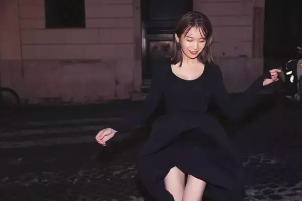 乃木坂46・秋元真夏、黒い衣装から覗く美脚SHOT＆大胆ランジェリーカット公開