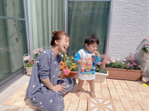 辻希美、ルームウェア姿で長男と三男とのしゃぼん玉SHOT公開「凄い凄い」