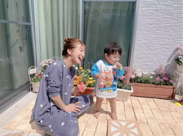 辻希美、ルームウェア姿で長男と三男とのしゃぼん玉SHOT公開「凄い凄い」