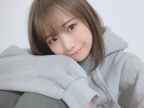 乃木坂46・秋元真夏、グレーパーカー姿を披露＆写真集の“お気に入り”を明かす