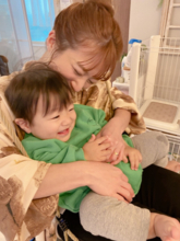 辻希美、笑顔で三男を抱きかかえる“自宅内ブランコSHOT”公開「癒しの時間だぁ」