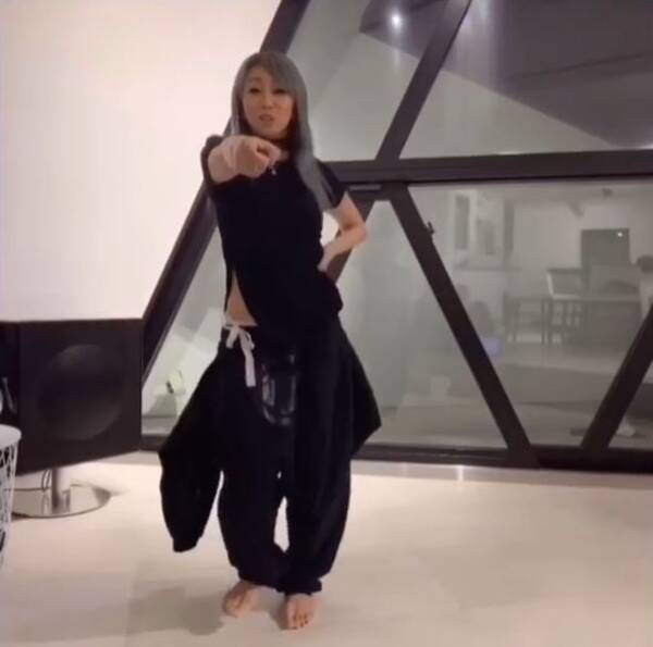倖田來未 美腹筋覗かせたダンス動画に反響 ウエストめちゃ綺麗 かっこいい 年4月15日 エキサイトニュース