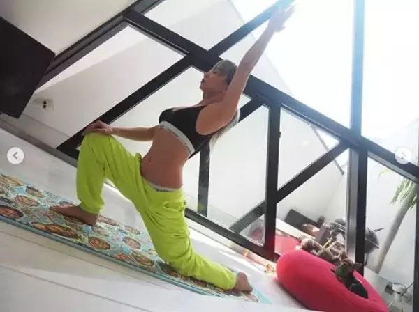 「美BODY」倖田來未、美くびれ“朝ストレッチ”SHOT公開に反響「ウエストのライン綺麗すぎ」