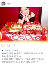 浜崎あゆみ、超豪華ケーキを前に“肩チラ”ショット公開。「19歳の浜崎あゆみも、よろしくお願いします」