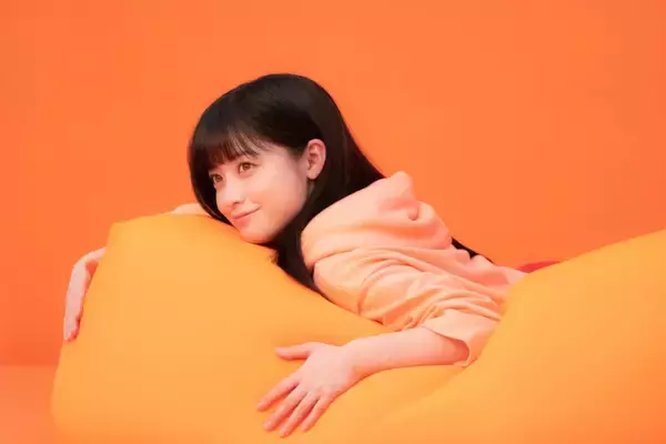 橋本環奈、パーカー×スカートのラフな“くつろぎ”カットが公開 