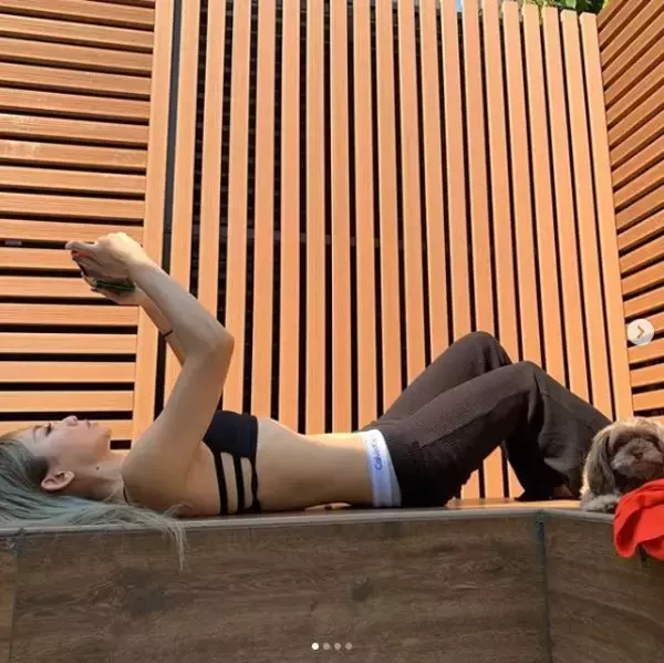 「スタイルやばみ」倖田來未、美ボディ“日向ぼっこSHOT”公開に反響「ウエスト細～い」