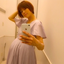 「プラス10キロ」hitomi 妊娠9ヶ月で着用“ムリ”なワンピースSHOT公開