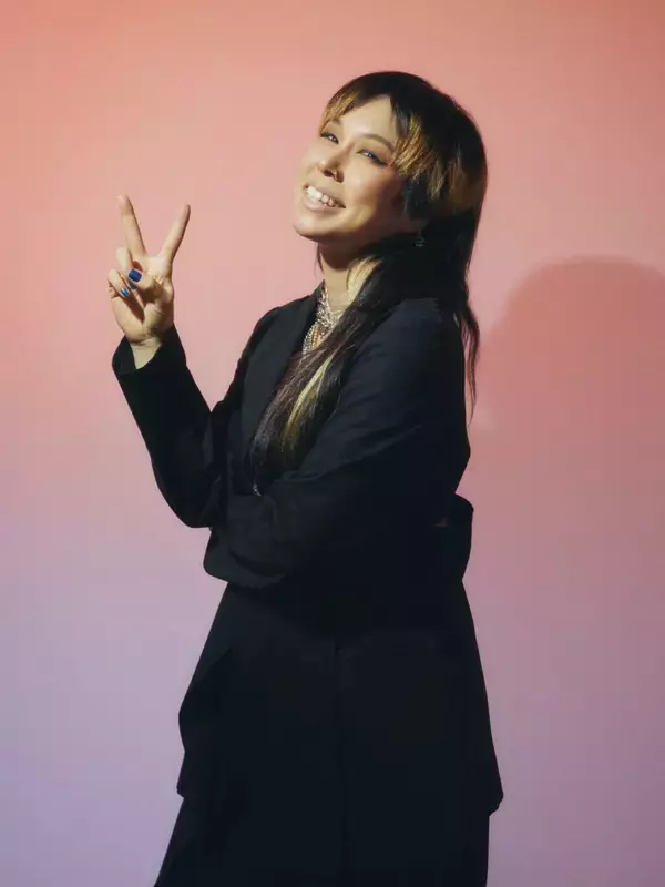 AI、『スッキリ』の生パフォーマンスに大反響！新曲「ギフト」ミュージックビデオも公開