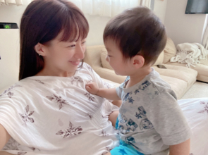 辻希美「もう一回落ち着いて女の子を…」育児について綴る＆三男との“微笑みSHOT”も公開