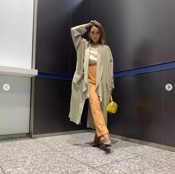 「スタイルがバツグン」倖田來未、オレンジ系パンツが映えるコーデSHOTに「本当に憧れ」の声
